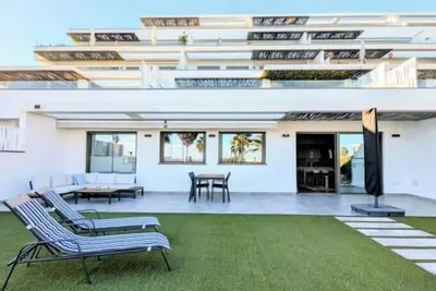 Image de Rez-de-chaussée avec jardin privé et vue sur la mer dans une résidence premium