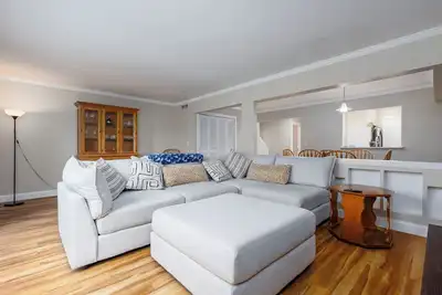 Image de 3-bed/2-bath Townhouse, Near Hospital & Parks