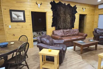 Image de Peaceful 2-bedroom cabin with Ac in charming Irons, hot tub, sauna, covered deck