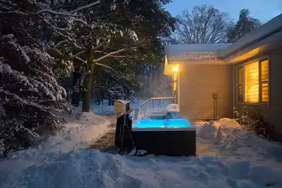 Image de Secluded Forest Haven | Hot Tub | 5 Min to Beach