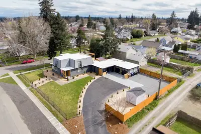 Image de Modern 8 Br duplex in Tacoma! - Both sides included