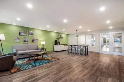 Image de 4 Self-Contained Units, Group-Friendly – Queen Bed in Each, Great Location