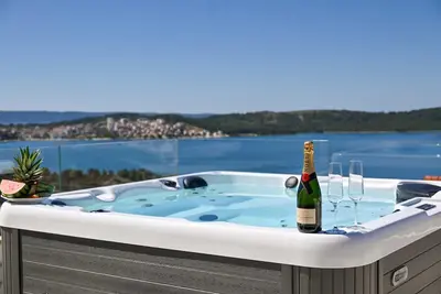 Image de Luxury Villa Oasis with pool and jacuzzi near beach