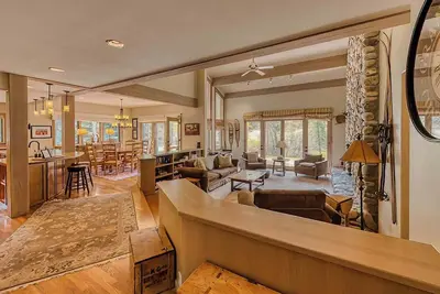Image de Abode at Guyer Hot Springs, walk to lift, hot tub