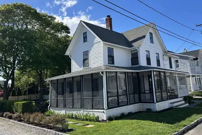 Image de New & Updated Coastal Home, Steps to the Sound -Sleeps 10 - Hot Tub - Central Ac