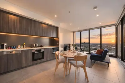 Image de Sleek Manhattan-Style 1br 1car Close to Stadium