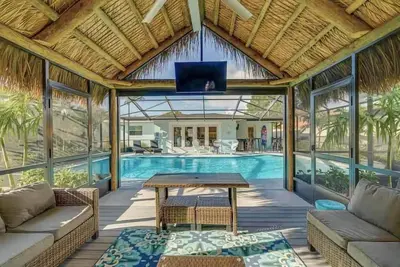 Image de Poolside Paradise * Tiki Hut, Bar & Guest Cottage