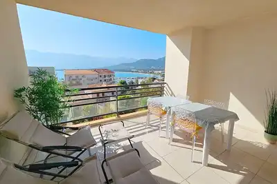 Image de Modern, spacious, well-equipped apartment with sea and mountain views