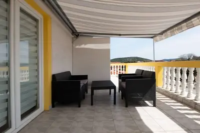 Image de Appartement de deux chambres avec la terrasse Pirovac (Sibenik) (A-25939-b)