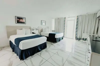 Image de Modern Coastal Studio Steps to Beach Near Airport