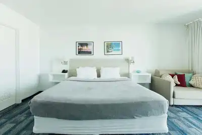 Image de Ocean Beach Studio • Balcony • KingBed + Twin Sofa