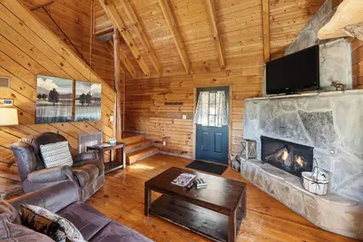 Image de 2 Cabins + 2 Hot Tubs + Fire Pit | Smokies Views | Elianah's & Maggie's Cabin