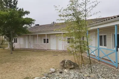 Image de Séjour élégant avec mezzanine pour quatre personnes