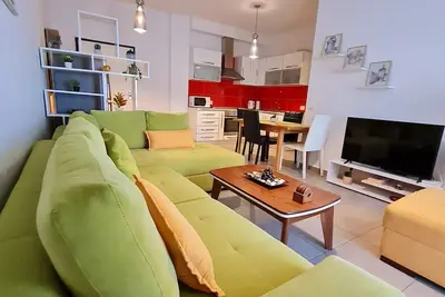 Image de A beautiful cozy apartment very close to the beach and to all amenities.
