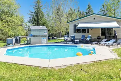 Image de Brand new listing! ! ! Relax and unwind at this stunning Northwoods pool house featuring a private in-ground pool, fire pit, patio, garage space, and sleeping for 11 guests!