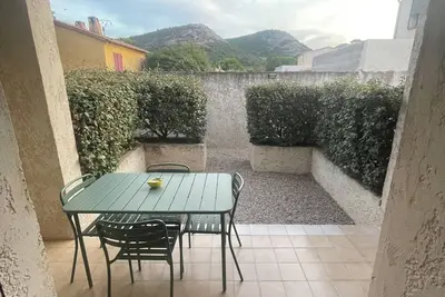 Image de Charmant 2 pièces avec jardinet et terrasse