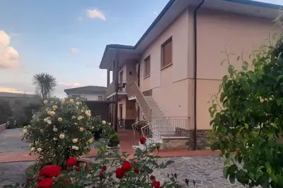 Image de 10 minutes from Lucca, 130 sq. m. apartment with garden, pets dom. allowed