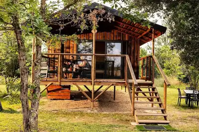 Image de Cabane Lodge Premium 2ch - clim-Lv -Tv-Bbq- Ménage*, draps, draps de bain- 40m2 terrasse couverte 13m2 4 Ã  5 personnes - 4 pers.