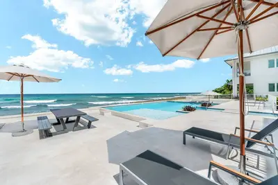 Image de Oceans 9, Villa 9: Seaside Lazy River Pool, Sunken Bbq Ocean Lounge + Designer Interiors in West Bay