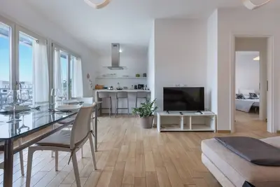 Image de Cozy 98m2 apartment, ideal for 3 people, located on the 3rd floor of a building with lift. The accommodation is located in Elmas, in a strategic position close to the airport and equipped with restaurants, bars, supermarkets and pharmacies. Cagliari