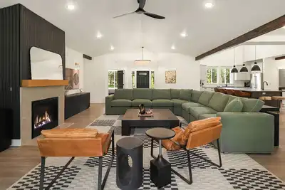 Image de Stunning 6 Br, modern-mountain home on 3 acres! *Pet friendly!
