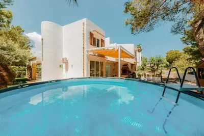 Image de 1-Min to Beach • Pool • Family & Cycling Paradise