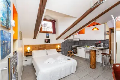 Image de This cozy attic studio apartment, located in the heart of Turin's historic center, in the quaint Roman Quadrilateral, is ideal for two people. The dormer windows offer a picturesque view of the city's rooftops, creating an intimate and relaxing atmospher