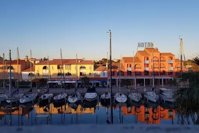 Image de 2 pièces, avec balcon vue sur le port
