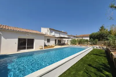 Image de Mas Acquaviva, Climatisé, 10 personnes, piscine au \"Domaine des Pourpiasses\"