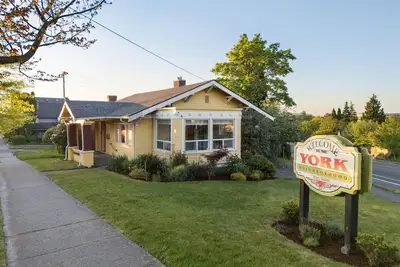 Image de Yellow York House by Gather: Cozy Pet-Friendly Retreat w/ Bike Storage