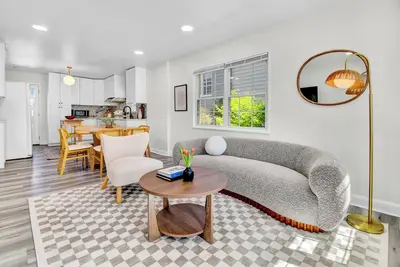 Image de 3-bedroom cottage in tranquil Arlington with cozy charm