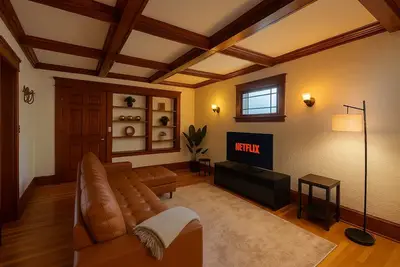 Image de Vintage 2br - Walk to Tufts + Train + Free Private Parking