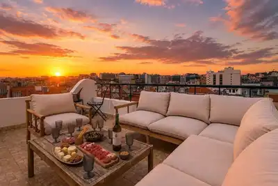 Image de 4br Duplex w/ Rooftop, Views & Workspaces