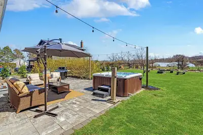 Image de Jamesport Retreat | Farmview Patio & Hot Tub
