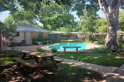 Image de Cozy 1-bedroom studio in tranquil Lockhart, the Bbq Capitol of Texas.