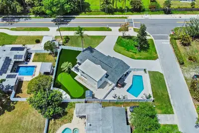 Image de Mins to beach, Pool/Bar, Putt Putt golf, Fire pit, Game room, Bbq, Play ground.