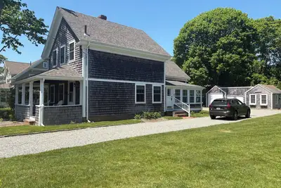 Image de 3-bedroom home with loft in Falmouth within walking distance to town and harbor.