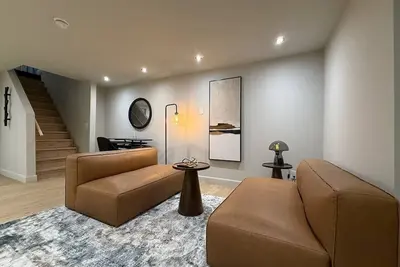 Image de Spacious and Central Montreal Ap