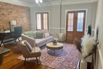 Image de Downtown Luxury Condo with Main Street Balconies!