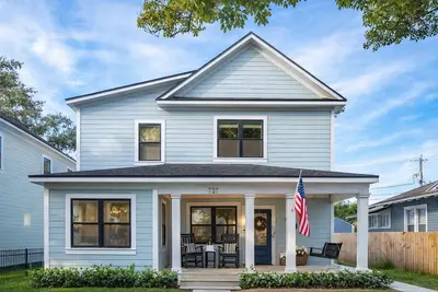 Image de 4 Bedrooms 3 Baths Historic Luxury Retreat in Downtown