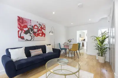 Image de Stylish-Maison-Salle de bain privée-Vue sur Rue