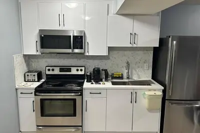 Image de Unwind in Konga Suite-an upscale, modern 1 bedroom walk out with private access