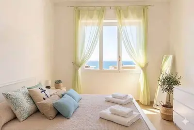 Image de Appartement de vacances avec climatisation et balcon avec vue sur la mer