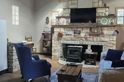 Image de Historical, non Smoking, loft cottage with beautiful garden  near Riverwalk