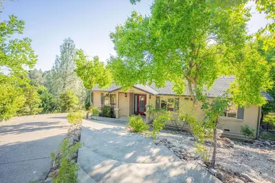 Image de Spacious 5-bedroom house tucked away in a cul-de-sac! Two master bedrooms!