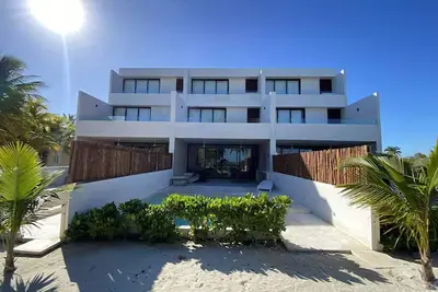 Image de Perfect 4-bedroom Beachfront Villa with Pool in charming Uaymitun Beach