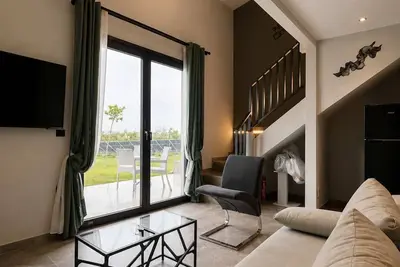 Image de Epanomi Suites - Modern Living with Garden Retreat
