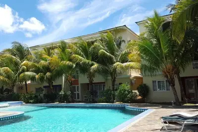 Image de Spacieux appartement rdc face piscine.
