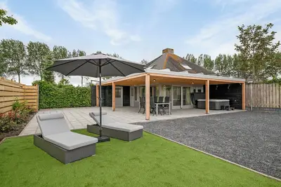 Image de Luxury vacation home with hot tub in Stavenisse