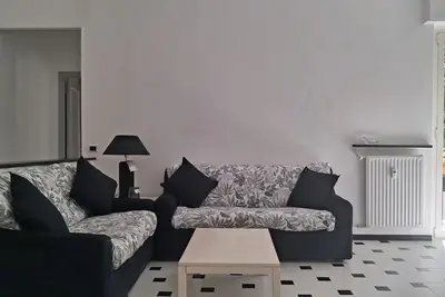 Image de Black And White Family Home Spacious apartment with two comfortable bedrooms